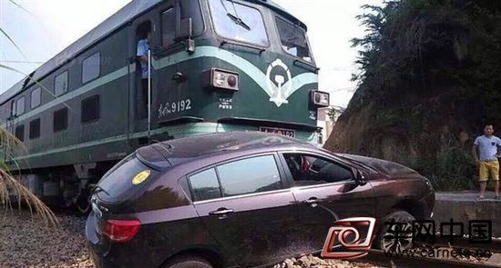 汽車過鐵道突然熄火被裝 推行20米