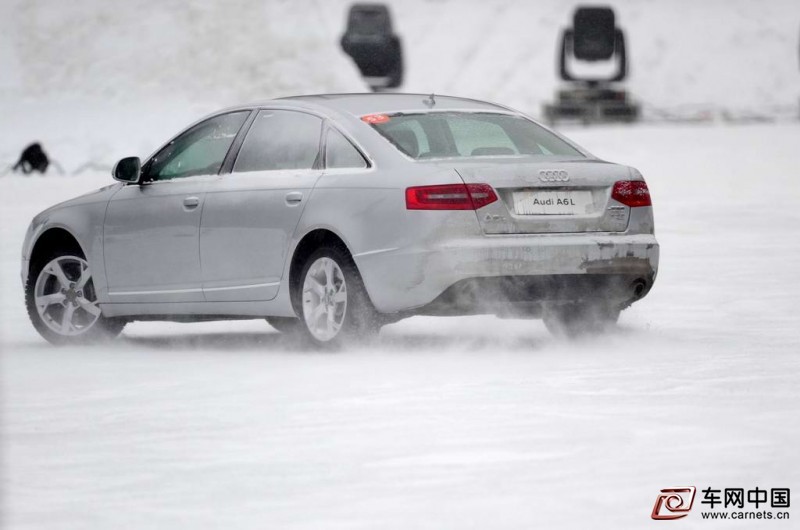 車網(wǎng)中國(guó) 綜合新聞 2011年1月11日，一年一度的奧迪冰雪體驗(yàn)活動(dòng)在長(zhǎng)白山西麓正式拉開帷幕。與此同時(shí)，一汽-大眾奧迪A6L在長(zhǎng)白山腳下震撼發(fā)布2011年改款升級(jí)版。  白雪皚皚的長(zhǎng)白山下，發(fā)動(dòng)機(jī)的咆哮劃破寂靜，車輪卷起的雪花恣意飛舞，賽道上騰起的雪霧追隨著尾燈的紅色光暈——這是奧迪冰雪節(jié)上絢爛的一幕。車網(wǎng)中國(guó)作為奧迪攝影攝像合作伙伴，自08年以來，一直以數(shù)十人的精英團(tuán)隊(duì)報(bào)道一年一度的奧迪冰雪節(jié)活動(dòng)。