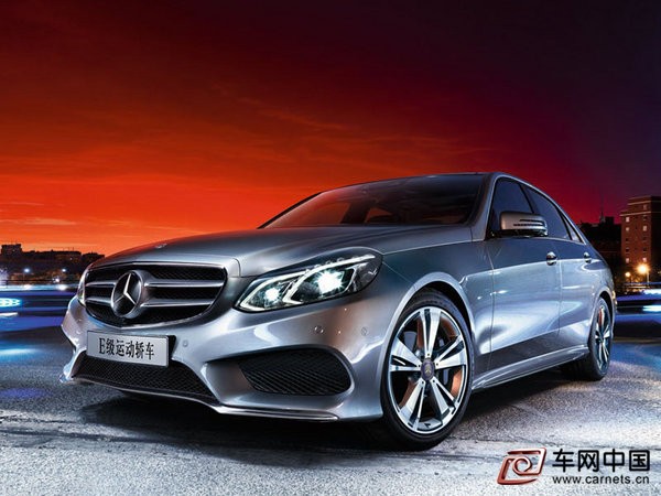 車網(wǎng)中國 綜合新聞 車主在平時保養(yǎng)汽車的時候，都是對汽車表面和內(nèi)飾格外的注意，畢竟是自己經(jīng)常看到的地方，但一些汽車的關(guān)鍵部位要用很長時間才會更換一次或者不經(jīng)常更換，所以這些平時不是太注意的部件就會被忽視掉，其實，這些部位才是車主們應(yīng)該重視的地方。  車主在平時保養(yǎng)汽車的時候，都是對汽車表面和內(nèi)飾格外的注意，畢竟是自己經(jīng)常看到的地方，但一些汽車的關(guān)鍵部位要用很長時間才會更換一次或者不經(jīng)常更換，所以這些平時不是太注意的部件就會被忽視掉，其實，這些部位才是車主們應(yīng)該重視的地方。  定期檢查制動液高度  出現(xiàn)的狀況：若制動液液量不足會使空氣進入，制動會變得不靈敏。因此，最好每月定期檢查制動液液面高度，注意制動液液面是否出現(xiàn)明顯下降，品質(zhì)是否變差，如果是就應(yīng)及時添加或更換。  解決辦法：制動液的收納罐為半透明樹脂制，罐子如果臟污只需用布擦拭，就可以進行簡單的目視檢查。制動液應(yīng)達到收納罐的基準線，若制動液比前一次檢查大量減少時，發(fā)生故障的可能性很大，有可能發(fā)生漏液。同時，手動擋車裝有離合器，這也需要注意其液量，如果液量減少而進入空氣，就不能有效制動。  每一萬公里檢查一次制動液  出現(xiàn)狀況：制動蹄片和制動碟是有使用壽命的，當它們磨損到一定程度時必須更換。一般在城市行車中，制動碟的壽命大約是50000公里，制動蹄片的壽命在30000公里左右，但是具體情況還要看車主的操作情況。  解決辦法：制動蹄片最好是每10000公里檢查一次。制動液一般是每行駛50000公里就應(yīng)更換一次，若長期在潮濕地區(qū)行駛，換油周期要適當縮短。  異常情況仔細查  出現(xiàn)狀況：在車輛拖底時很有可能會碰到制動液管;制動時汽車明顯向左或向右跑偏;將制動踏板踩到底，但制動效果不明顯，并且連續(xù)踩制動踏板效果也無改善。  解決辦法：車輛拖底后踩幾腳制動，下車檢查一下油管有沒有變形或者漏油;汽車跑偏是前輪制動不同步所致，極易因制動搶左而發(fā)生事故，特別是在高速行駛時，必須馬上到修理廠進行制動調(diào)校;制動效果很弱有可能是因為制動系統(tǒng)內(nèi)混有了氣體，需要到專業(yè)的維修站修理;如出現(xiàn)踏板過軟、行程過長等問題，也要注意到維修點進行檢查。  此外，長途行車后，應(yīng)該對制動系統(tǒng)進行仔細檢查，檢查制動管路是否有磕碰、損傷和泄漏情況，因為車輛在高速行駛時，飛濺起的石子打到底盤的制動液管上，會導(dǎo)致制動液泄漏或制動失靈，如制動液管被磕扁后還會導(dǎo)致單個車輪制動失靈。