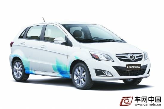 車網(wǎng)中國 綜合新聞 在北京，如果用滴滴打車軟件預(yù)約一輛“快車”，前來接駕的很有可能是一輛北汽新能源汽車。兩個月前，滴滴快的與北汽集團(tuán)簽署戰(zhàn)略合作協(xié)議，雙方通過資源互補(bǔ)的方式，在無人駕駛、新能源汽車、車聯(lián)網(wǎng)、企業(yè)用車四大領(lǐng)域進(jìn)行深度合作。而超過1000輛的北汽新能源汽車接入滴滴“快車”平臺，就是合作的形式之一。  盡管充電設(shè)施、續(xù)航里程等“老大難”問題依舊存在，但不得不承認(rèn)，從今年開始，在北京等一線城市的街頭上，電動汽車開始慢慢多了起來。新能源汽車搖號中簽率的變化過程可以很清晰地證明這一觀點(diǎn)。8月25日，北京市小客車指標(biāo)調(diào)控管理辦公室公布了最新一期的新能源小客車指標(biāo)申請審核結(jié)果，本期的中簽率已從前一期的超80%降至38%。  在北京這塊巨大而又特殊的市場，北汽在新能源領(lǐng)域的成績可以說可圈可點(diǎn)。據(jù)北汽集團(tuán)董事長徐和誼介紹，2014年北汽新能源銷量為5510輛，而今年僅上半年北汽新能源銷量就達(dá)到了6223輛，占全國純電動乘用車市場份額的23.1%，蟬聯(lián)國內(nèi)純電動車銷量第一。值得一提的是，其中對私銷售比例高達(dá)83%。“北汽今年在新能源領(lǐng)域?qū)崿F(xiàn)了扭虧為盈。”徐和誼說。  9月4日，成都車展拉開帷幕，北汽集團(tuán)首次以“集團(tuán)軍”陣容參展，其中北汽新能源EV160、ES210兩款經(jīng)典車型的亮相較為引人注目。  據(jù)介紹， EV160一次充電綜合路況下續(xù)航超160公里，經(jīng)濟(jì)時速下行駛可達(dá)200公里。百公里綜合油耗僅15度，電費(fèi)不足8元，較2.0L同性能燃油汽車，每百公里可省油費(fèi)80元，以每年行駛兩萬公里計算，一年可為用戶節(jié)省近1.6萬元的用車成本。  一方面在產(chǎn)品上不斷更新?lián)Q代，另一方面，北汽在充電技術(shù)設(shè)施上的開拓也值得點(diǎn)贊。充電問題是純電動汽車消費(fèi)最為頭疼的問題，為此，北汽新能源成為了國內(nèi)首家合作成立充電公司的車企，建成了國內(nèi)目前最大的充電服務(wù)網(wǎng)絡(luò)，充電樁總計超過7000個。  北京汽車銷售有限公司公關(guān)總監(jiān)楊威介紹說，北汽新能源還通過整合社會資源，在北京8處商城、居民區(qū)、科技園等自建充電站，達(dá)成了合作共贏的全新模式，為新能源汽車的推廣起到了示范作用。  此外，北汽新能源在技術(shù)研發(fā)和商業(yè)模式上的創(chuàng)新也奠定了其作為純電動車引領(lǐng)者的地位。8月21日，中國新能源汽車的首個海外研發(fā)中心——北汽新能源硅谷研發(fā)中心正式掛牌成立。對于北汽新能源未來產(chǎn)品的整車控制技術(shù)提升、互聯(lián)網(wǎng)和智能化發(fā)展提供了人才、技術(shù)實(shí)力保障，成為北汽新能源全球化發(fā)展戰(zhàn)略的重要里程碑，為中國新能源汽車行業(yè)參與國際分工和創(chuàng)新提出了新思路。  據(jù)北汽新能源相關(guān)人士介紹，北汽新能源海外研發(fā)中心落戶硅谷，毗鄰谷歌、蘋果、特斯拉等行業(yè)巨頭，隸屬北汽新能源工程研究院，初期科研人員20余人，每年研發(fā)4～6款車型。另據(jù)了解，北汽新能源與Atieva聯(lián)合研發(fā)的高性能電動汽車正在美國硅谷推進(jìn)之中，新車預(yù)計將在2016年4月的北京車展期間首發(fā)亮相。