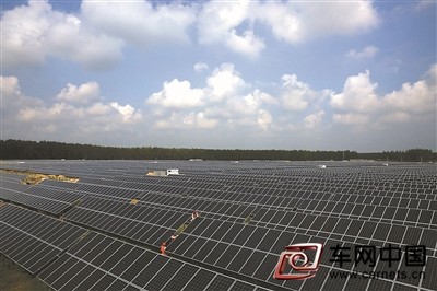 車網(wǎng)中國 綜合新聞 徐州順泰新能源發(fā)電公司新能源項目全部建在睢寧縣魏集鎮(zhèn)廢棄的古黃河灘涂上，工程一期占地1300余畝，發(fā)電裝機容量15兆瓦，預(yù)計2015年12月并網(wǎng)發(fā)電。圖為15日，電力工作人員在檢測設(shè)備，為發(fā)電做準(zhǔn)備。