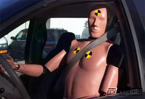 19km/h小時(shí)是什么速度?辦公室小李每天騎自行車(chē)上班，平均時(shí)速為19km/h，這還是算上途中等紅綠燈停車(chē)的時(shí)間，早上起得晚了點(diǎn)，風(fēng)風(fēng)火火公司趕，平均速度25km/h+。  上班路上的小李，速度是19km/h，正在緊張的掐算時(shí)間。那么，他與同時(shí)從公司方向步行走來(lái)的小王幾點(diǎn)相遇?  好了，不說(shuō)自行車(chē)的問(wèn)題了。說(shuō)說(shuō)開(kāi)車(chē)吧，大部分司機(jī)都不會(huì)用平均19km/h的速度跑(堵車(chē)除外)，不管多破的車(chē)，油門(mén)一踩，也能隨便跑到50-60km/h。但是，我國(guó)的司機(jī)和乘客似乎對(duì)安全帶的作用好像還不太了解，覺(jué)得只有跑高速時(shí)才用得上，萬(wàn)一撞車(chē)了，安全帶應(yīng)該能救一命。可是，在城市里開(kāi)車(chē)，尤其現(xiàn)在大城市的交通狀況這么差，早晚高峰也開(kāi)不了多快，上車(chē)下車(chē)每次都要系安全帶多麻煩，就算撞了，不系安全帶也沒(méi)事吧?  當(dāng)然，也有很多人上車(chē)就有系安全帶的習(xí)慣，但是這部分人里面也不一定是為了安全，而是為了不被攝像頭拍到?jīng)]系安全帶而罰款而已。  好早以前看到的新聞，家庭君嚴(yán)肅警告，這種逗(zuo)比(si)的事萬(wàn)萬(wàn)做不得!  不開(kāi)玩笑了!來(lái)點(diǎn)干貨!  來(lái)自米其林聯(lián)合國(guó)際汽車(chē)運(yùn)動(dòng)聯(lián)合會(huì)發(fā)布的道路安全十項(xiàng)黃金法則中的數(shù)據(jù)，如果在開(kāi)車(chē)時(shí)發(fā)生事故，  “ 因不系安全帶而造成車(chē)內(nèi)人員死亡的幾率 是系了安全帶的37.7倍。 ”  按照家庭君的理解，這是死亡幾率，還不算受傷的幾率呢!但是，在不系安全帶的情況下如果發(fā)生撞車(chē)，車(chē)速多快才能受傷或者致命呢?  干貨數(shù)據(jù)接著來(lái)!  “ 如果車(chē)速達(dá)到19km/h，不系安全帶的情況下發(fā)生撞車(chē)事故，足可以致命! ”  數(shù)據(jù)來(lái)自全真的模擬實(shí)驗(yàn)，用接近人骨硬度的塑膠進(jìn)行碰撞試驗(yàn)。  該實(shí)驗(yàn)證明，當(dāng)時(shí)速超過(guò)19公里時(shí)，如發(fā)生追尾或迎頭相撞，未系安全帶就可能“頭開(kāi)玻璃”。  我們知道，風(fēng)擋的堅(jiān)固度上要高于側(cè)窗玻璃的。而之前我們會(huì)經(jīng)常看到的新聞媒體報(bào)道的暴雨中車(chē)主因車(chē)輛被淹，無(wú)法開(kāi)門(mén)時(shí)，就算使出吃奶的勁兒，也還是無(wú)法用手或用腳踹開(kāi)風(fēng)擋玻璃而導(dǎo)致的悲劇。可見(jiàn)以19km/h的撞擊能讓頭開(kāi)玻璃的力量有多大。  好，把速度值加大，當(dāng)汽車(chē)時(shí)速為50km/h時(shí)發(fā)生碰撞，體重50公斤的人全正面沖擊的沖擊力將達(dá)到1.5噸，這相當(dāng)于從10米(普通房屋層高3m，大家想想看)高處跌落到水泥地面上。  既然不系安全帶這么危險(xiǎn)，我們會(huì)意識(shí)到嗎?針對(duì)國(guó)內(nèi)北京、上海、廣州、深圳、杭州、重慶等16個(gè)大型城市的3000位駕車(chē)者、乘車(chē)者和行人展開(kāi)的道路交通安全認(rèn)知調(diào)研顯示：有73%的受訪者坐在副駕駛座位上時(shí)不系安全帶，21%的人認(rèn)為后排乘客不用系安全帶。  從1959年第一輛帶有三點(diǎn)式安全帶的汽車(chē)出現(xiàn)到現(xiàn)在的50多年時(shí)間里，這條簡(jiǎn)簡(jiǎn)單單的帶子已經(jīng)救了上百萬(wàn)人的命。家庭君倡議，只要坐進(jìn)車(chē)?yán)铮还苁裁磿r(shí)候、不管速度多慢、不管坐在車(chē)?yán)锸裁次恢茫瑫r(shí)刻要記得系上安全帶，帶寶寶出行要使用兒童安全座椅，這跟出門(mén)要穿衣服，想著帶錢(qián)帶手機(jī)帶鑰匙一樣重要。  改變?nèi)松瑥母淖兩磉叺男×?xí)慣開(kāi)始。