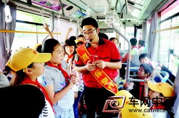 車(chē)網(wǎng)中國(guó) 綜合新聞 20日,青島真情巴士志愿者們將公交車(chē)開(kāi)到香江路第二小學(xué),為同學(xué)們講授公交車(chē)安全乘車(chē)知識(shí)。這些志愿者大多是公交駕駛員,因經(jīng)常看到孩子們乘坐公交車(chē)時(shí)缺乏自我保護(hù)意識(shí),便決定到校普及乘車(chē)知識(shí)。