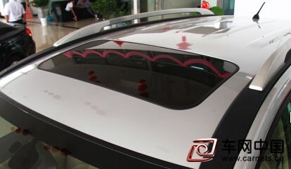 汽車天窗的優點  (1)時尚美觀，突顯檔次  勿容質疑，帶有天窗的車輛不但提升了汽車內部環境的舒適性，也為車主帶來愜意的生活享受。在使車輛更加時尚美觀的同時，也提高了車輛的檔次。  (2)親近自然，沐浴陽光  裝有天窗的車輛最大的好處就在于此。試想，如果是一般車輛，當車外陽光(報價;圖片)明媚，車內卻昏暗陰霾，車廂內的壓抑感不言而喻。此時如果是天窗版的車輛則視野開闊，坐在車里就能嗅著飄進的縷縷清風，沐浴絲絲溫柔的陽光。同時，打開天窗換氣，可使車內空氣新鮮，尤其是駕駛艙上層的清新空氣，可使司機頭腦保持清醒，使駕車更安全可靠。  (3)抽風換氣，改善車內環境  經常開車的人都知道，一旦車內人多或者有人吸煙時，車艙里的空氣就會變得煙霧繚繞，渾濁不堪，這時天窗的好處可就顯現出來了。因為風從天窗吹進來會形成一股氣流，將車艙內的渾濁空氣抽出去,有了天窗可以促進車內的空氣流通，使有害氣體更快的揮發。當車輛高速行駛時，空氣分別從車的四周快速流過，此時打開天窗，車的外面就形成一片負壓區。由于車內外氣壓的不同，就能將車內污濁的空氣抽出，達到換氣的目的，讓車艙內始終保持清新的空氣，避免車內產生異味，有利于身體健康。需要說明的是，由于天窗換氣利用負壓原理，所以打開天窗換氣時不會卷入灰塵和雜物。  (4)降溫節能  炎炎的夏日里，長時間在烈日下停靠的車輛，車艙內的溫度很容易達到60~70℃。面對車內的高溫，打開天窗其實是比開空調降溫更有效的做法。因為這樣不但可以節約油耗，加強制冷效果，降溫速度更可提高2~3倍。  (5)降噪除霧  也許您有過這樣的經歷，當駕車行駛在高速公路上，如果需要打開側窗時，車內人員交談就被噪聲所干擾。如果你駕駛的是裝有天窗的車輛，只要打開天窗來代替側窗，就可大大減少噪聲干擾，而且車速不受任何影響。隆冬的清晨，起動車輛后，往往由于車內外溫差，會在風擋玻璃上產生很多霧氣，不利于駕駛的安全。雖然大多數車都配備了防霧裝置，但有的效果并不那么明顯。若這時打開天窗，很快就會降低車內外溫差，使風擋玻璃變得潔凈如初。  天窗的缺點：  1，首先是經濟問題，不論是選擇帶天窗的車還是自己另外加裝天窗，都需要付出更多的金錢，您必須衡量一下上面的優點是否能讓您心甘情愿的多掏這些錢。  2，是東西都有壞的可能，多加了天窗就多了需要考慮的維修和保養的問題，而且萬一天窗密封性出現問題，下雨的時候有可能造成車內進水，要做好承擔損失的準備。當然如果能夠定期做好保養措施，這些損失也都是可以避免的!