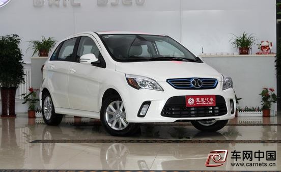 車網中國 綜合新聞 日前，北汽新能源旗下EV160輕快版正式上市，新車售價為17.69萬元。  北汽新能源EV160輕快版在造型與目前在售的其他車型保持一致，新車僅在配置方面有所差異。相比EV160輕秀版，新車精簡了倒車雷達、倒車影像、外后視鏡電動折疊與加熱、前風擋玻璃雨量傳感器、自動大燈等配置。動力方面，EV160輕快版將使用磷酸鐵鋰電池，其搭載的電動機最大功率53千瓦，峰值扭矩180牛米，續航里程最高可達200公里。