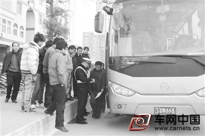 長途大巴站外攬客超載 6名乘客被塞進車內衛(wèi)生間