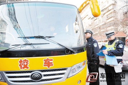 交管部門嚴查接送學生車輛