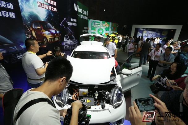 中國新能源汽車十字路口