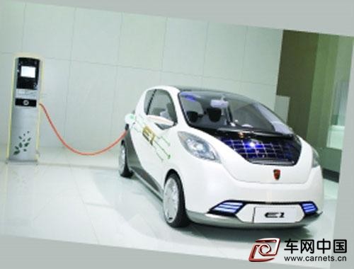 車網中國 綜合新聞 近日，記者從惠州市發改局方面了解到，截至10月中旬，惠州市共推廣應用新能源汽車971輛，比今年初增加了700多輛;建成充電樁357個，車樁比例達到了《惠州市新能源汽車推廣應用實施方案》中關于3：1的要求，已能初步滿足當前新能源汽車的充電需求。  根據省政府此前下達的任務，到2015年底惠州全市新能源汽車推廣總量要達1500輛。惠州將重點推進新能源汽車在公交、出租、公務用車、環衛、郵政快遞、私人六大領域的應用。對于充電樁不夠用的問題，惠州計劃加快相關配套基礎設施建設。目前惠州的充電樁主要分布在惠城區范圍內，其他縣區也已建有一定數量的新能源汽車充電樁，并還有一部分充電設施正在加快建設中。  建充電樁可獲用地用電和補貼支持  市發改局相關負責人介紹，為加快充電設施建設步伐，惠州出臺了《惠州市新能源汽車充換電基礎設施建設實施細則(暫行)》，對有實力、有經驗、有意愿參與惠州充電設施建設和服務的運營商在規劃、土地、用電、財政補貼等方面均予以支持，通過營造積極開放的政策環境吸引充電設施建設和服務運營商來惠州投資建設，以此快速推進充電設施建設。  對于市民反映的充電基礎設施建設選址應廣泛征求民意的問題，市發改局回應稱，為加快惠州新能源出租車充電設施配套建設，去年11月市交通運輸局就牽頭編制了《惠城中心區新能源出租車充電樁布點規劃》，并按照規定在網上進行了公示，面向社會征求意見。該局表示，在今后的有關充電設施建設布點規劃方面，也會按照相關規定進行對外公示、征求意見。  多部門合力推進充電設施建設  記者了解到，國務院前不久印發了《關于加快電動汽車充電基礎設施建設的指導意見》，要求“加強專項規劃設計和指導”，對充電設施建設提出了明確的規劃設計要求。對此，市發改局稱，在此之前，惠州先后出臺了《惠州市新能源汽車推廣應用實施方案》、《惠州市新能源汽車充換電基礎設施建設實施細則(暫行)》等系列文件，已對充電基礎設施規劃和建設提出了相關建設原則和要求。  據介紹，接下來，待省出臺有關的配套文件后，惠州將嚴格按照國家和省的要求積極加強相關專項規劃設計和指導，并將形成以發展改革、住房城鄉建設、國土資源、財政、公安等部門各負其責的協調機制，以此合力協同推進惠州充電設施建設。  市發改局方面表示，新能源汽車屬于新生事物，處于推廣應用階段，尚不能完全滿足用戶的需求。惠州將按照國家的有關要求，抓好有關政策落實，積極推進和完善新能源汽車相關配套設施的建設。