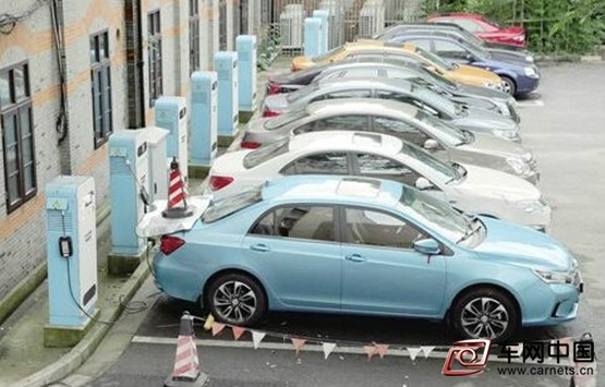 車網中國 綜合新聞 2015年，國內新能源汽車產銷有望突破30萬輛，中國已成為全球最大的新能源汽車市場。但由于國內新能源汽車產業發展伊始，國際競爭日趨激烈，節能減排壓力不斷加大，突出的關鍵部件和技術問題亟待解決，基礎設施建設亟需完善，尤其在推廣應用和擴大消費市場規模方面仍面臨較大問題。為有效解決地方主管部門、行業企業和運營商等在新能源汽車推廣應用領域的疑惑和需求，搭建行業權威交流平臺，在相關部門的指導下，中國汽車技術研究中心主辦，鳳凰汽車協辦的“中國新能源汽車推廣應用經驗交流與發展研討會”將于2015年11月25～27日在深圳坪山新區舉辦。  會議將圍繞“推廣應用最新政策解讀”、“示范城市推廣應用經驗分享”、“企業/產品準入認證與標準法規”以及細分領域(乘用車、客車、物流環衛、基礎設施)專題研討四個部分展開深入交流和經驗分享。  最新政策解讀方面，包括國內“十三五”及未來新能源汽車發展展望、示范城市推廣應用情況總結、新能源汽車配套政策體系制定若干考慮、推廣應用新能源汽車技術路線和商業模式選擇、推廣應用補貼執行情況等行業高度關注的扶持政策深入解析，將由來自國家工信部、能源局、財政部等主管部門領導，以及中國電動汽車百人會歐陽明高、國家863重大項目專家組王秉剛等行業知名專家進行專題報告解析。  在示范城市經驗分享方面，深圳市探索碳積分交易制度、北京市新能源汽車差異化推廣模式、上海市系統化政策配套模式、合肥市“定向購買”商業模式、常州市“眾籌建樁”基礎設施建設模式將會由各城市推廣應用負責人進行現場交流分享。并針對推廣規劃、政策制定、產品選擇、運行監控、安全管理等各省市實際工作內容進行互動研討。  針對整車及零部件生產企業和產品準入、認證檢測，充電基礎設施標準體系，推廣應用整車及關鍵部件安全性監控和隱患排查等方面內容，由中國電力企業聯合會、中機車輛服務中心、中汽中心等領域專家結合實際工作進行解讀。  此外，按照不同產品劃分，乘用車、客車、物流環衛、充電基礎設施四個領域的重點企業負責人，將與推廣應用城市主管部門人員圍繞如何選擇產品、借力公共領域、激活私人消費市場、完善相關配套服務體系進行面對面對接和研討。  與會人員和同期活動方面，研討會將有來自88個示范推廣省市、區縣的200余名主管部門人員，以及國內公交公司、出租租賃、物流環衛、基礎設施建設及運營商等(江蘇萬幫、中國普天、深圳巴斯巴、天津濱海公交、天津清源、江蘇奧新、中聯重科等)，包括重點新能源整車及關鍵部件企業(比亞迪汽車、北汽新能源、江淮汽車、比亞迪戴姆勒、眾泰汽車、東風日產、長安新能源、特斯拉汽車、天津松正等)，共計400余人參會并進行多場次、深層次的交流。  會議中還將集中展示主流新能源整車及關鍵零部件產品，提供行業平臺進行企業和應用采購地方政府的現場對接。對于行業關注度較高的相關地方政府和企業，主辦方將安排主流媒體專訪，進行深度采訪挖掘。已確認全程報道會議的包括新華社、鳳凰汽車、新浪汽車、人民網、中國汽車報、網易汽車、搜狐汽車30余家權威行業媒體。  目前，會議在國家主管部門領導和行業知名專家邀請，以及主要演講和討論議題已基本確定。深圳坪山會議舉辦場地也抓緊落實和布置。會議舉辦通知已下發各省市推廣應用部門、重點整車和零部件企業、相關運營機構運營商，受到各界高度關注和積極響應。行業各方報名參會熱情高漲，深度參與會議、積極交流合作已經成為大家的共同心聲。