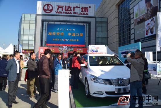車網(wǎng)中國 綜合新聞 中國最大規(guī)模新能源車展“首屆全國限購城市新能源車體驗(yàn)巡展”橫掃北京、天津后，本周末再下一城駛?cè)肷虾！?1月21日至22日，在上海最大主流媒體“新民晚報(bào)“聯(lián)合主辦和支持下，巡展第三場上海站將在五角場萬達(dá)廣場乘勝舉辦。  此次上海站將更加注重現(xiàn)場集客、現(xiàn)場銷售，提供專業(yè)顧問巡回配合銷售，現(xiàn)場介紹新能源用車知識(shí)及購車、補(bǔ)貼流程，通過新能源車與燃油車購車優(yōu)惠、上牌手續(xù)、用車成本3方面的對(duì)比，堅(jiān)定消費(fèi)者購買新能源車的信心，并現(xiàn)場提供POS機(jī)、網(wǎng)銀、現(xiàn)金等多種繳費(fèi)方式，構(gòu)建便捷收費(fèi)綠色通道，提供新能源購車一條龍服務(wù)，加快購車流程。  由中國汽車工業(yè)協(xié)會(huì)主辦，中國品牌汽車聯(lián)盟、正點(diǎn)未來營銷策劃機(jī)構(gòu)、電動(dòng)邦和車云網(wǎng)聯(lián)合主辦、各大新能源廠商全情參與的此次車展，與“2015國際汽聯(lián)電動(dòng)方程式錦標(biāo)賽(北京站)”一月前在鳥巢同時(shí)起航，達(dá)成10萬人觀賽的巨大體量，一舉秒殺中國新能源車展現(xiàn)場觀展人數(shù)之最;并將其后橫掃天津，掀起2015中國新能源汽車推廣的最強(qiáng)風(fēng)暴。  本次上海站亦將攜中國主流新能源車企的熱門車型如上汽榮威550 Plug-in、北汽新能源紳寶ES210、EV200、奇瑞EQ、江淮iEV5、比亞迪騰勢等共同出擊，對(duì)深受限購之?dāng)_、免費(fèi)免搖號(hào)上牌新能源車型感到如饑似渴的上海購車用戶帶來巨大的吸引和一站式選購的快感。  上海市場是中國新能源車企高度重視的關(guān)鍵市場，只有新能源汽車才能享有上海牌照(不搖號(hào))、免車購置稅等綜合優(yōu)惠政策，使得上海成為新能源車型的兵家必爭之地。今年前10月，上海市場新能源汽車上牌26165輛，已銷售的新能源車達(dá)37324輛，占全國總量的15%，在去年率先實(shí)現(xiàn)萬輛新能源汽車推廣的基礎(chǔ)上創(chuàng)下新高。  為了配合上海站的開展，巡展聯(lián)合主辦單位、新能源車線上及電商銷售專家電動(dòng)邦，將拿出豐富多彩的現(xiàn)場購車大禮包和資源補(bǔ)貼，并通過網(wǎng)上集客組織高意向看車團(tuán)，現(xiàn)場舉辦網(wǎng)絡(luò)搖號(hào)、團(tuán)購、競拍、秒殺等促銷活動(dòng)炒熱現(xiàn)場氛圍，為消費(fèi)者和參展商提供電商集客漏斗和助力，促成訂單達(dá)成。  本次新能源巡回展還與華爾街英語合作，在活動(dòng)現(xiàn)場加入少兒英語體驗(yàn)并贈(zèng)送千元優(yōu)惠課程，還有趣味小課堂、創(chuàng)意繪畫賽、歡樂合影等活動(dòng)，觀眾更有機(jī)會(huì)贏取外籍教師1對(duì)1培訓(xùn)課程。