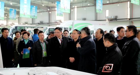 車網中國 綜合新聞 12月18日-19日，沃特瑪新能源汽車產業創新聯盟第一屆年會暨新能源汽車推廣研討會在陜西渭南召開，吸引了400多名產業界代表前來參觀考察。一只似乎看上去并不特別顯眼的蝴蝶，正破繭而出。  一路飄紅的新能源汽車  曾有環保人士疾呼，當今，機動車尾氣污染已成大氣污染的罪魁禍首，占比達到甚至超過70%。  先看南方一家權威媒體測算出一輛汽車的污染指數：  碳排放量(公斤)=油耗公升數×2.7。即，一輛轎車一年排出有害廢氣比自身重量大3倍，且還在不斷消耗著不可再生的石油資源。而尾氣中一氧化碳和人體紅血球中的血紅蛋白生成的碳氧血紅蛋白，能造成人體內部缺氧，危害中樞神經系統，重者失去意識，危及生命。  汽車尾氣多排放在1.5米以下，因此，兒童吸入的汽車尾氣量為成人的2倍。長期吸入這些氣體，可發生貧血、眼病、腎炎等“城市兒童交通病”。當血液中鉛的濃度100毫升超過36微克時，約有二分之一的兒童智力會發生障礙。  隨著國家節能減排主流方向的明確，新能源汽車不但已經吹響了“彎道超車”的號角，而且將重新定義汽車產業，中國汽車產業此次機會千載難逢。  2015年上半年，僅國家部委就新出臺了近10項新能源汽車鼓勵支持政策，包括減免新能源車船購置稅、開放電動乘用車準入等。下半年，政策對新能源汽車產業的支持更是持續給力：9月，李克強總理部署加快電動汽車充電基礎設施和城市停車場建設;10月，《國務院辦公廳關于加快電動汽車充電基礎設施建設的指導意見》出臺，國務院密集出臺支持新能源汽車產業發展政策措施。  工信部發布的數據顯示，根據機動車整車出廠合格證統計，11月我國新能源汽車生產7.23萬輛，同比增長6倍。“中國新能源汽車已經進入到高速發展時期，今年產量大致能達到20萬量左右，居世界第一，下一步還將呈現快速發展勢頭。”工信部副部長馮飛表示。  一個聯盟的綠色夢想  在沃特瑪新能源汽車產業創新聯盟理事長、深圳市沃特瑪電池有限公司董事長李瑤看來，盡管國家密集出臺的一系列扶持政策，但新能源汽車的落地普及仍面臨諸多困難，單純的產品優化難以解決現有問題，提供切實有效的整體方案和運營模式成為發展起爆點。  2013年10月，深圳沃特瑪聯合民富沃能等動力電池、電機、電控驅動系統、動力總成、充電設備、運營平臺等企業、大專院校及科研機構，發起成立了沃特瑪新能源汽車產業創新聯盟。該聯盟的核心任務是充分利用企業的技術研發中心，重點實驗室和工程技術中心的科研條件，建立協作機制，圍繞電池、電機、電控、動力總成等核心零部件及其關鍵技術，從新材料、新結構、新動力、新工藝、新模式五個方面打造中國未來新能源汽車產業。  借助國家新能源汽車政策東風，沃特瑪創新聯盟駛入快車道。  ——開展“產、學、研”聯合開發模式，占據前沿技術優勢。在純電動客車研發過程中，與捷邁、英威騰及渭南、無錫等政府新能源車推進部門，展開深層次技術交流與合作，實現合作多贏。  ——行業領先的新能源車核心零部件企業聯合創新。沃特瑪創新聯盟聚合電動汽車行業核心零部件橫向、縱向前3名，掌握新能源汽車的電機、控制器等關鍵核心技術，使電動汽車行業不再像傳統汽車那樣受制于國外。前不久，沃特瑪推出了新升級的磷酸鐵鋰電池成組結構，該結構具備單體電芯、模塊保護功能，突破了電池防水難題，并通過國家新能源機動車產品質量監督檢驗中心的嚴格檢測。  ——打造雙鎖共贏，全面市場推廣：鎖定國家補貼，鎖定用戶使用傳統燃油車的消費成本，在國家補貼的支持下，打造一個不依賴地補又不高于傳統燃油車成本的電動化方案。  強強聯合，沃特瑪創新聯盟將商業模式創新引向深入。2015年，沃特瑪創新聯盟推出了物流車電動化解決方案，并于當年與東風汽車聯合開發、生產3噸物流車5000臺。10月份，東風汽車公司純電動專用車銷量就達到4106輛，同比增長107倍，東風汽車由此躍居新能源物流車行業前列。  2015年11月，沃特瑪創新聯盟與新能源客車行業先鋒五洲龍達成戰略合作伙伴關系，在純電動客車的開發制造等領域開展合作。根據協議，五洲龍位于深圳、沈陽、重慶的生產基地為沃特瑪生產制造5000臺純電動客車，由聯盟的運營平臺公司——深圳市民富沃能新能源汽車有限公司在全國運營。  目前，聯盟企業超過300家，產值超過千億元人民幣，成為新能源汽車產業不容忽視的新力量。在2015年12月18-19日舉辦“沃特瑪新能源汽車產業創新聯盟第一屆年會暨新能源汽車推廣應用經驗交流大會”上，首批入駐沃特瑪新能源產業園的企業簽約，聯盟企業代表集體宣誓，“以打造中國汽車強國之夢為己任，為構建人類最佳居住環境而奮斗!”  一套創新的商業模式  作為業內的綠色先鋒，沃特創新聯盟的力量在彰顯。  針對中國新能源汽車推廣應用的6大瓶頸(購置投入大、折舊成本高;充電時間長、續航里程短;配套要求高、依賴性較大;維保成本高、自主性較低;安全管控難、風險成本高;營運效率低、考核要求高)，創新聯盟通過技術創新、模式創新、管理創新，于2014年推出了“整車租售，八年質保，固移并舉，充維結合”的城市交通電動化創新模式。  獨到的商業運營模式實現了新突破：一者，成本優勢：在享受國家財政補貼的情況下，新能源汽車的購置成本略高于傳統燃油車，但遠遠低于傳統的新能源汽車。二者運營優勢：依托車聯網技術，全程監控車輛運行狀態及路線軌跡，保障安全運營。三者技術優勢：雙槍快充，淺充淺放，移動補電，大幅提升充電速率，有效解決充電難題，完全解決里程憂慮。四者，模式優勢：根據客戶的不同需求，采用租、售方式，系統化的提出購車及運營的解決方案，提供從充電設施建設到車輛設計、運營和維護的一體化服務。  渭南率先采用沃特瑪創新聯盟“整車租賃、八年質保、固移并舉、充維結合”方案，成為這一模式的嘗鮮者。僅1年時間，上線運行公交車80多臺、物流車2臺、移動補電車1臺，成為陜西省地級城市使用新能源公交大巴最多、最經濟、社會和環保效益最好的城市。  一組令人振奮的數字  下面是一組由渭南公交寫下的不俗數字。  ——經濟效益：原10.5米天然氣公交車每公里需耗氣0.32方，渭南當地的氣價為4.24元，合計每公里燃料成本為1.3568元。改成新能源汽車后，平均每公里為0.95度電，按大工業電價0.853元每度計算，每公里成本僅為0.81元，比傳統車每公里節省0.545元。每天按250公里計算，則燃料成本節省136.25元左右，每年可省47687.5元(按350天計算)。  ——社會效益：新能源汽車無任何排放，10.5米天然氣公交車每天需排放二氧化碳14公斤。每月420公斤，每年排放量為5噸多。80輛車每年可減省碳排放400多噸。到2017年碳排放交易所正式上市后，這將是一筆不菲的收入。  ——運行安全：單車安全運行超過5萬公里，經歷冬季零下9度、夏季35度考驗，出勤率超過95%  渭南模式經過了成功驗證，渭南市與沃特瑪聯盟計劃在3年內，在渭南市推廣新能源汽車1500輛，建設大型充電站10個以上，推廣移動補電車20臺，實現公交電動化，打造渭南市的全面電動化。  令人振奮的是，“渭南模式”引發了蝴蝶效應。沃特瑪創新聯盟這一模式在渭南成功實施后，已陸續在西安西咸新區、山西臨汾、深圳、惠州、荊州、十堰、四川都江堰、江蘇無錫、河北唐山、安徽銅陵、內蒙古呼和浩特等9省11市全面推廣，贏得了當地政府及社會的廣泛認可。  忽如一夜春風來，千樹萬樹梨花開。在全球最大的新能源汽車市場中國，如果說渭南模式開啟了中國新能源汽車新模式，那么，它所引發的蝴蝶效應足以影響世界汽車新版圖。
