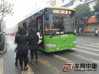 河南信陽：2路用上新能源車公交 市民體驗