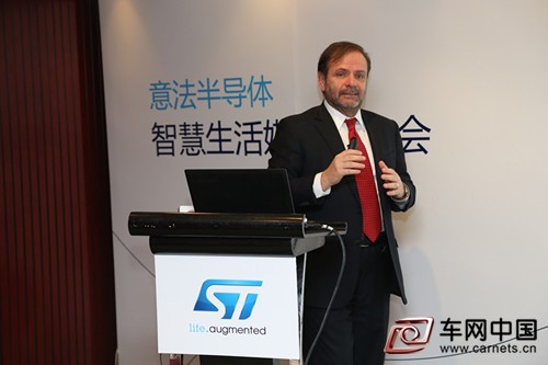 車網(wǎng)中國 綜合新聞 汽車技術(shù)日新月異，當(dāng)前有關(guān)智能汽車正成為最熱門話題之一。意法半導(dǎo)體大中華與南亞區(qū)副總裁臺灣區(qū)總經(jīng)理GIUSEPPE IZZO在近日舉辦的媒體見面會上指出，可以從三個方面定義未來的汽車技術(shù)，即降低對環(huán)境的影響，提高駕駛安全和通過移動技術(shù)實(shí)現(xiàn)人、物與車之間的車間無障礙通信。也就是說，智能汽車最核心的要素是建立一個智能平臺把人、車、社會有效連接起來，讓汽車產(chǎn)業(yè)發(fā)展面臨的交通、環(huán)境、能源、安全、娛樂、信息等問題真正得到解決，它不僅是對現(xiàn)有汽車的替代，還將集成各種網(wǎng)絡(luò)、資訊、媒體平臺，發(fā)展成為一種綜合信息終端。基于此，智能汽車的發(fā)展前景將會十分廣闊。那么，當(dāng)前最受關(guān)注的、最具發(fā)展前景的車用電子產(chǎn)品有哪些呢?  ADAS帶動高清圖形處理需求  先進(jìn)駕駛輔助系統(tǒng)(ADAS)可以理解為輔助駕駛者進(jìn)行汽車駕駛的電子系統(tǒng)，它含有人機(jī)交互接口，可以增加車輛道路行進(jìn)的安全性。由于世界各國的汽車安全標(biāo)準(zhǔn)、汽車電子化水平不斷提高以及人們對駕駛安全需求不斷增長，導(dǎo)致近年來具備主動安全技術(shù)的ADAS系統(tǒng)呈現(xiàn)快速發(fā)展的趨勢。  不過，ADAS除了在穩(wěn)定控制(ABS、ESC)、安全氣囊、輔助制動等被動安全應(yīng)用領(lǐng)域外，在汽車應(yīng)用中，圖像顯示以及辨識精準(zhǔn)度依然是一大瓶頸。對此，意法半導(dǎo)體大中華與南亞區(qū)汽車產(chǎn)品部戰(zhàn)略市場經(jīng)理Marc Guedj指出，意法半導(dǎo)體從2005年開始合作開發(fā)先進(jìn)的安全駕駛技術(shù)，此前已經(jīng)推出了三代視覺處理器，而最新推出的第四代將能增強(qiáng)EyeQ?系列產(chǎn)品的性能，采用 ST 28nm FD-SOI技術(shù)設(shè)計。第四代產(chǎn)品將能偵測更多物體，提高檢測精度，公路自動駕駛所需的更多功能，如空閑空間估算、路面輪廓重構(gòu)等，監(jiān)視環(huán)境條件(霧、冰、雨)和安全影響，詳細(xì)了解公路狀況，為自動懸掛和轉(zhuǎn)向調(diào)節(jié)提供支持，高度自動化汽車。  V2X成車聯(lián)網(wǎng)新亮點(diǎn)  以“車對外界”信息交換為主要功能的V2X技術(shù)正在成為車聯(lián)網(wǎng)的新亮點(diǎn)，是繼信息娛樂之后，推動汽車網(wǎng)絡(luò)組建的新應(yīng)用。如果說車聯(lián)網(wǎng)最初的應(yīng)用主要集中在安全防盜、車載功放、信息娛樂之上，那么隨著人們對行車安全關(guān)注度的增加，未來車對各類物體形成快捷通信、輔助人們進(jìn)行安全駕駛的技術(shù)，將得到快速發(fā)展，成為推進(jìn)車載網(wǎng)絡(luò)的新動力。  針對V2X技術(shù)，Marc Guedj介紹了意法半導(dǎo)體新推出的第二代V2X芯片組。該技術(shù)采用先進(jìn)的加密引擎，實(shí)現(xiàn)安全驗(yàn)證性能，其所有無線網(wǎng)絡(luò)傳輸?shù)男畔⑷拷?jīng)過驗(yàn)證，保證所需的安全信息全部經(jīng)過安全加密處理，同時可最大限度地降低非法防問(unauthorized access)引起的資料管理風(fēng)險。其中，V2X獨(dú)立式整體方案包括V2X通信所需全部模塊，具備業(yè)內(nèi)最小的封裝，同時預(yù)集成了所需的軟件;V2X硬件接插式解決方案，則可充分利用現(xiàn)有的電控單元架構(gòu)。  將智能引入功率技術(shù)  隨著汽車產(chǎn)業(yè)的發(fā)展以及人們環(huán)保意識的抬頭，節(jié)能的綠色動力已成為汽車發(fā)展的主流和消費(fèi)者關(guān)注的熱點(diǎn)。意法半導(dǎo)體大中華與南亞區(qū)工業(yè)及功率轉(zhuǎn)換產(chǎn)品部市場應(yīng)用總監(jiān)DAVID LUCCHETTI表示，將智能引入功率技術(shù):以智能方式提高能效，將是未來的發(fā)展趨勢。  近日，意法半導(dǎo)體針對汽車市場推出了新系列高壓N溝道功率MOSFET。新產(chǎn)品通過AEC-Q101汽車測試認(rèn)證，采用意法半導(dǎo)體最先進(jìn)、內(nèi)置快速恢復(fù)二極管的MDmeshTM DM2超結(jié)制造工藝，擊穿電壓范圍為400V至650V，可提供D2PAK、TO-220及TO-247三種封裝。400V和500V兩款新產(chǎn)品是市場上同級產(chǎn)品中首個獲得AEC-Q101認(rèn)證的功率MOSFET，而600V和650V產(chǎn)品性能則高于現(xiàn)有競爭產(chǎn)品。全系列產(chǎn)品專為汽車應(yīng)用設(shè)計，內(nèi)部集成快速恢復(fù)體二極管(fast body diode)、恢復(fù)軟度系數(shù)更高的換向行為(commutation behavior)和背對背柵源齊納(gate-source zener)二極管保護(hù)功能，是全橋零壓開關(guān)拓?fù)涞睦硐脒x擇。