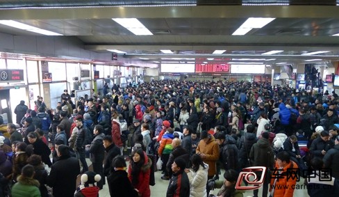 車網(wǎng)中國 綜合新聞 云南大理州2016年春運交通安全警示教育活動啟動后，各級公安交管部門積極組織展開集中警示教育活動，迅速掀起了警示教育活動的熱潮。1月13日開始，大理交通運輸集團(tuán)公司組織了近2000名客運車駕駛?cè)耍堉莨簿纸痪ш牎⒋罄硎泄簿纸痪箨牼窘逃顒有v團(tuán)開展集中教育培訓(xùn)，主動接受春運交通安全警示教育培訓(xùn)、宣誓承諾及警示教育學(xué)習(xí)考試。  由于該公司大部分客運車駕駛?cè)税滋煨璋凑０啻伍_展班線運輸，當(dāng)日的集中警示教育活動安排在了晚上進(jìn)行。當(dāng)晚7點，來自的大理交通運輸集團(tuán)的客運1至4隊、高快運輸公司、危險貨物運輸公司和旅游車公司的駕駛?cè)耍约霸摷瘓F(tuán)公司負(fù)責(zé)人、安全管理人員等近800余人參加當(dāng)晚的集中警示教育培訓(xùn)。  培訓(xùn)中，民警緊扣道路交通安全“一法兩條例”、《刑法修(正案九)》等法律法規(guī)展開集中講授，詳細(xì)介紹了國家安監(jiān)總局、交通運輸部和公安部聯(lián)發(fā)的《道路運輸車輛動態(tài)監(jiān)監(jiān)督管理辦法》、《關(guān)于道路客運行業(yè)深入開展駕駛員安全承諾和安全教育工作的通知》等內(nèi)容，并通過身邊的典型較大道路交通事故案例開展“以案說法”教育。展講授的同時，民警還通過現(xiàn)場提問、互動交流等形式活躍現(xiàn)場氛圍，將客運駕駛?cè)藨?yīng)知應(yīng)會的交通安全知識向參加學(xué)習(xí)人員進(jìn)行鮮活講解介紹。  集中警示教育學(xué)習(xí)開展得緊湊、高效，簡短的培訓(xùn)學(xué)習(xí)后，民警組織參加的學(xué)習(xí)的百余名駕駛?cè)碎_展宣誓，由民警領(lǐng)誓，承諾牢記安全、守法文明出行，并在承諾書上簽名。按照安排，該集團(tuán)公司安排了兩個場次的集中警示教育培訓(xùn)，所有參加學(xué)習(xí)的人員接受了培訓(xùn)教育考試，該集團(tuán)公司近2000名客運車駕駛?cè)思鞍踩芾砣藛T將全部接受警示教育。  該集團(tuán)公司駕駛?cè)思娂姳硎荆芯窘逃嘤?xùn)開展得相當(dāng)及時，由于平時忙著跑運輸疏于學(xué)習(xí)，大部分客運車駕駛?cè)藨?yīng)知應(yīng)會的交通安全知識掌握不夠深入，相關(guān)規(guī)章制度沒有全面熟悉牢記，經(jīng)過警示教育后，不僅全面學(xué)習(xí)道路相關(guān)的內(nèi)容，還發(fā)現(xiàn)漏洞和不足。隨后將擠出時間加強(qiáng)學(xué)習(xí)，彌補(bǔ)不足，確保在參加春運工作中知法、懂法、守法，安全駕駛、文明行車，保障好旅客春運乘車安全、出行安全。