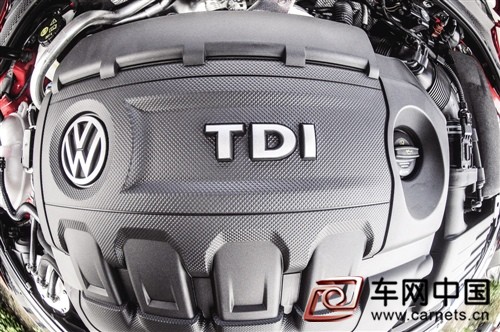 車網(wǎng)中國(guó) 綜合新聞 大眾汽車本周開始在歐洲召回?cái)?shù)百萬輛有尾氣問題的柴油發(fā)動(dòng)機(jī)汽車，但該公司與美國(guó)環(huán)保監(jiān)管部門尚未達(dá)成協(xié)議如何維修美國(guó)消費(fèi)者的受影響汽車。  該德國(guó)汽車制造商開啟汽車業(yè)史上規(guī)模最大的產(chǎn)品召回之一，到今年年底全球范圍將召回近1,100萬輛柴油發(fā)動(dòng)機(jī)汽車，大眾汽車開始要求歐洲的Amarok輕型皮卡車主將其卡車送到當(dāng)?shù)亟?jīng)銷商去維修。  大眾汽車此舉是對(duì)去年美國(guó)環(huán)保監(jiān)管部門披露的丑聞作出的回應(yīng)。美國(guó)環(huán)保部門披露，大眾汽車在一些柴油發(fā)動(dòng)機(jī)上安裝尾氣排放測(cè)試作弊軟件。監(jiān)管部門迫使大眾汽車維修這些汽車以符合現(xiàn)有的排放規(guī)定。該公司還面臨數(shù)十億美元可能的罰款和消費(fèi)者訴訟。  雖然大眾汽車已開始在歐洲維修受影響的汽車，但該公司與美國(guó)國(guó)家環(huán)境保護(hù)局和加州空氣資源委員會(huì)(California Air Resources Board)就在美國(guó)召回近60萬輛汽車事宜的磋商仍在繼續(xù)。  大眾汽車發(fā)言人稱，未來幾個(gè)月內(nèi)，該公司將在歐洲開始召回更多車型，具體方案仍有待德國(guó)聯(lián)邦汽車運(yùn)輸管理局批準(zhǔn)。預(yù)計(jì)今年春天晚些時(shí)候?qū)㈤_始召回小型汽車，如1.2升發(fā)動(dòng)機(jī)Polo，今年夏天將開始召回1.2升TDI柴油發(fā)動(dòng)機(jī)汽車，如帕薩特(Passat)、高爾夫(Golf)和途安(Touran)車型。