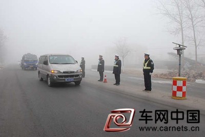 惡劣天氣行路難 交警查車保安全