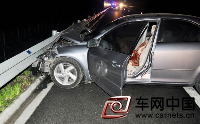 汽車撞護欄：系不系安全帶兩種結果