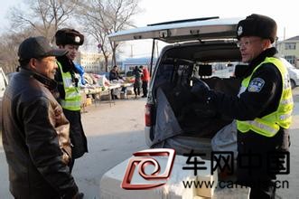 高速支隊(duì)萊山大隊(duì)開展商品車運(yùn)輸車輛集中整治行動(dòng)