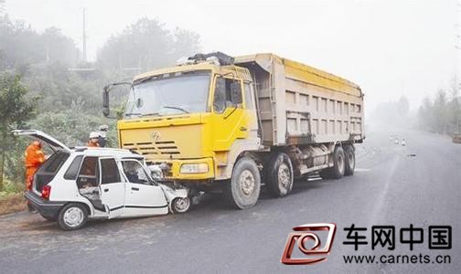 路遇大貨車 怎么樣行車才安全？