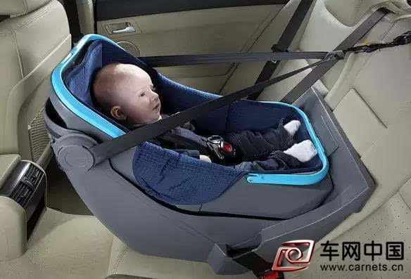 孩子坐安全椅
