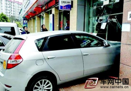 油門當(dāng)成剎車踩