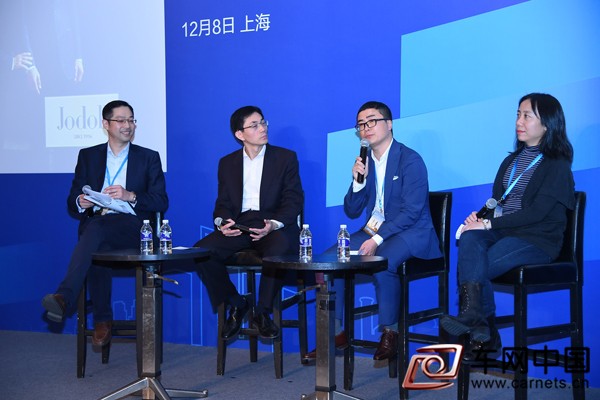 IBM大中華區全球信息科技服務部行業企業部總經理袁以拓（左一）、中宏人壽保險有限公司副總裁馬國根 （左二）、浙江喬頓服飾股份有限公司副總裁王獻 （右二）、IBM大中華區首席信息官張勤 （右一）參加高峰對談，分享數字化轉型中的超越與創新