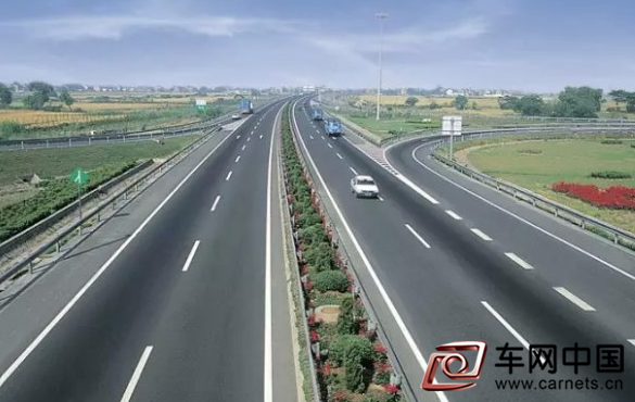高速路超四分之一事故因未保持安全車距
