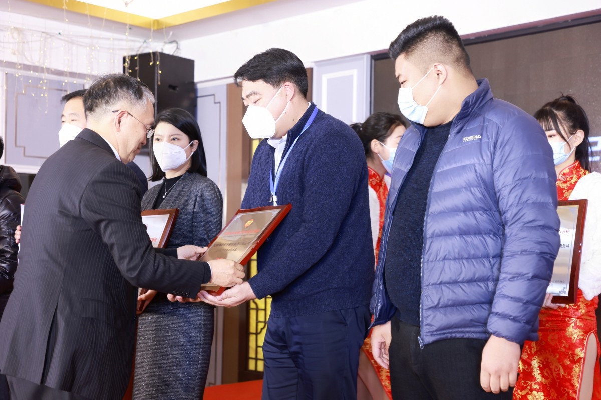 全聯(lián)汽車經(jīng)銷商商會(huì)常務(wù)會(huì)長黃坤為入榜企業(yè)授牌 (1)