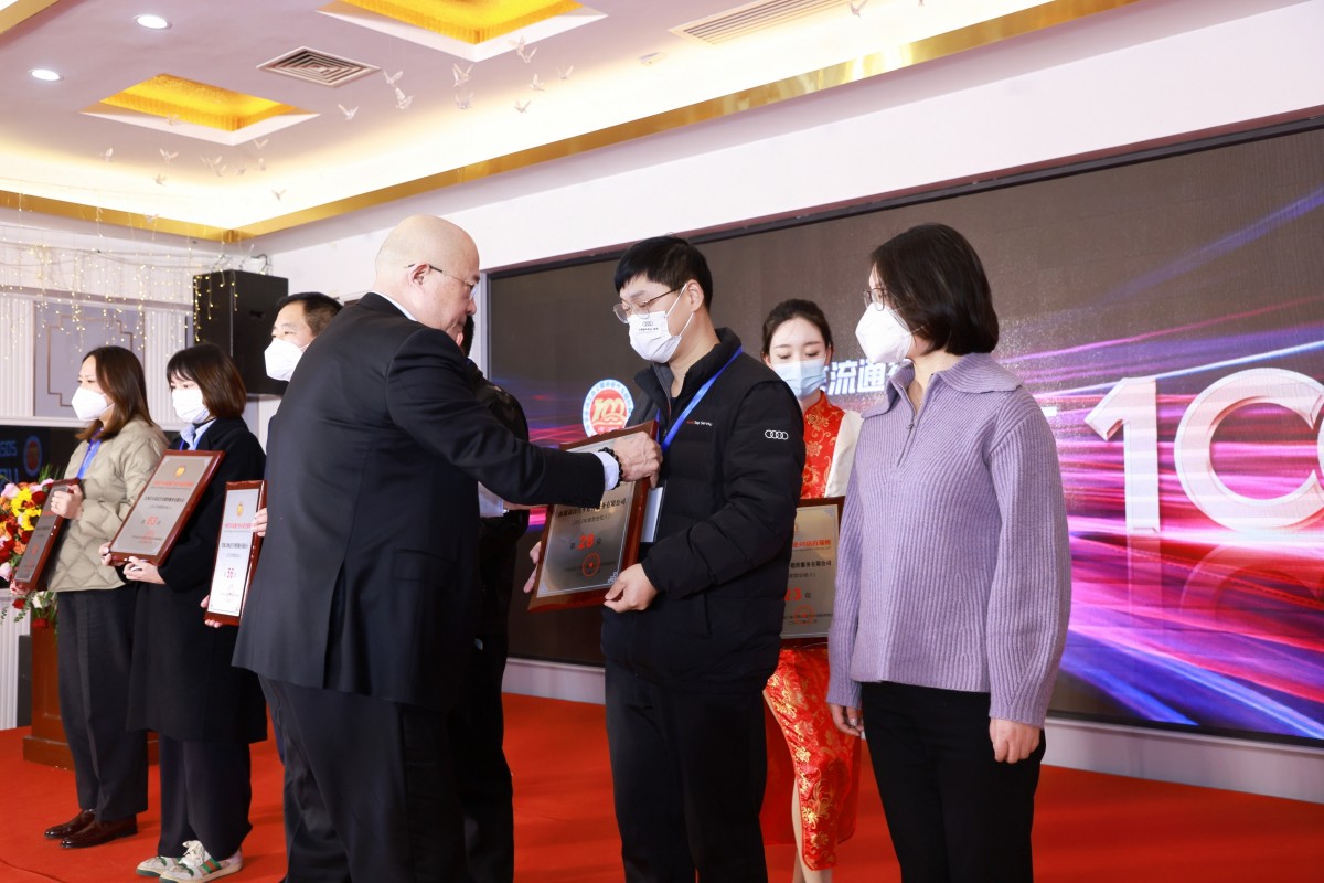 全聯(lián)汽車經(jīng)銷商商會(huì)常務(wù)會(huì)長呂偉民為入榜企業(yè)授牌 (2)